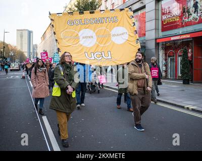 Nationale UCU-Demonstration 30/11/2022. Studenten marschieren die Tottenham Court Road im Zentrum von London entlang, um fairere Bezahlung und Arbeitnehmerrechte für das Personal zu fordern. Stockfoto