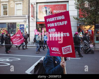 Nationale UCU-Demonstration 30/11/2022. Studenten marschieren die Tottenham Court Road im Zentrum von London entlang, um fairere Bezahlung und Arbeitnehmerrechte für das Personal zu fordern. Stockfoto