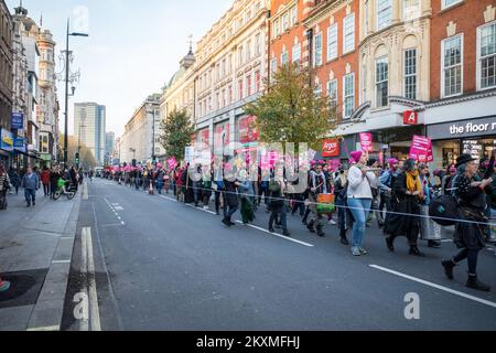 Nationale UCU-Demonstration 30/11/2022. Studenten marschieren die Tottenham Court Road im Zentrum von London entlang, um fairere Bezahlung und Arbeitnehmerrechte für das Personal zu fordern. Stockfoto