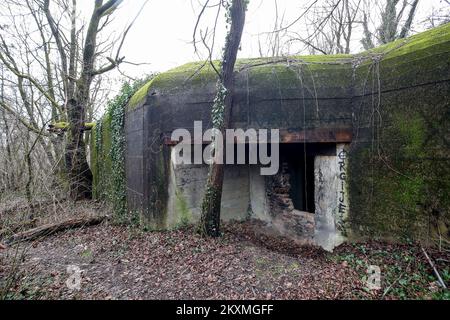 Das Foto wurde am 25. Januar 2021 aufgenommen und zeigt einen der größten verbleibenden deutschen Bunker aus den WW2 Jahren in Zagreb, Kroatien. Im Wald neben kleinen Seen in der Crnomerec in Zagreb befindet sich einer der größten verbliebenen deutschen Bunker aus dem Zweiten Weltkrieg in Kroatien. Es handelt sich um einen Dachbunker der Flugzeugabwehr Regelbau B aus Beton und Stahl, der Teil eines Komplexes aus fünf Bunkern in der Nähe des ehemaligen Hauptquartiers der 7. SS Division Prinz Eugen war. Nach der Zerstörung des Komplexes im Jahr 1945 während des Rückzugs der deutschen Armee blieben zwei Bunker sichtbar und sind seitdem in Vergessenheit geraten. Stockfoto