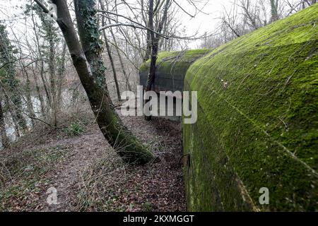 Das Foto wurde am 25. Januar 2021 aufgenommen und zeigt einen der größten verbleibenden deutschen Bunker aus den WW2 Jahren in Zagreb, Kroatien. Im Wald neben kleinen Seen in der Crnomerec in Zagreb befindet sich einer der größten verbliebenen deutschen Bunker aus dem Zweiten Weltkrieg in Kroatien. Es handelt sich um einen Dachbunker der Flugzeugabwehr Regelbau B aus Beton und Stahl, der Teil eines Komplexes aus fünf Bunkern in der Nähe des ehemaligen Hauptquartiers der 7. SS Division Prinz Eugen war. Nach der Zerstörung des Komplexes im Jahr 1945 während des Rückzugs der deutschen Armee blieben zwei Bunker sichtbar und sind seitdem in Vergessenheit geraten. Stockfoto