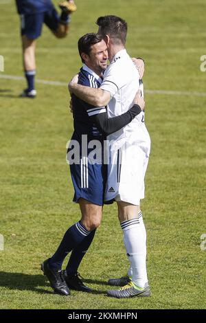 Darijo Srna und Bostjan Cesar während eines humanitären Spiels der Legenden zwischen einer Mannschaft kroatischer Fußballstars und einer Mannschaft slowenischer Fußballstars in Petrinja, Kroatien, am 13. März 2021. Das Spiel wird auf Initiative des UEFA-Präsidenten Aleksander Ceferin und des Präsidenten des kroatischen Fußballverbands Davor Suker organisiert, um denjenigen zu helfen, die durch das verheerende Erdbeben am 29. Dezember 2020 ihr Zuhause verloren haben. Foto: Slavko Midzor/PIXSELL Stockfoto