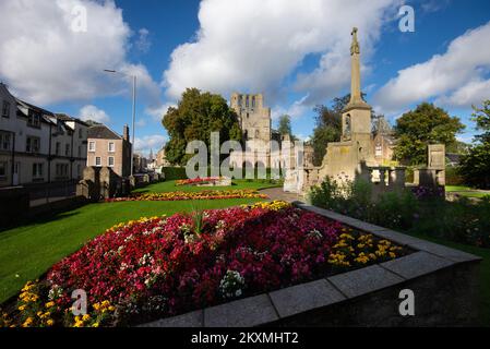 Kelso Abbey und war Memorial an der schottischen Grenze Stockfoto