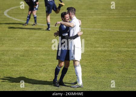 Darijo Srna und Bostjan Cesar während eines humanitären Spiels der Legenden zwischen einer Mannschaft kroatischer Fußballstars und einer Mannschaft slowenischer Fußballstars in Petrinja, Kroatien, am 13. März 2021. Das Spiel wird auf Initiative des UEFA-Präsidenten Aleksander Ceferin und des Präsidenten des kroatischen Fußballverbands Davor Suker organisiert, um denjenigen zu helfen, die durch das verheerende Erdbeben am 29. Dezember 2020 ihr Zuhause verloren haben. Foto: Slavko Midzor/PIXSELL Stockfoto