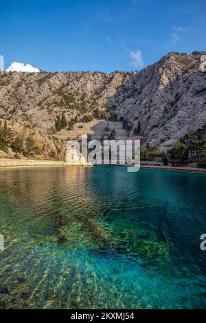 Foto aufgenommen am 15. März 2021 zeigt Cove Zavratnica in Kroatien. Zavratnica ist ohne Zweifel eine der schönsten Buchten der kroatischen Adriaküste. Sie erreichen es über einen 1 km langen Wanderweg. Diese Bucht erstreckt sich tief in das Festland und ist ein absolutes muss für alle Besucher. Die Bucht ist 900 Meter lang und 50 bis 150 Meter breit. Heute ist es aufgrund seiner einzigartigen Struktur ein geschütztes Gebiet und geomorphologisches Naturdenkmal. Im Frühling sind die Hänge des Canyons hoch über der Bucht violett mit den Blüten der geschützten Illyrischen Iris. Foto: Srecko Niketic/PIXS Stockfoto