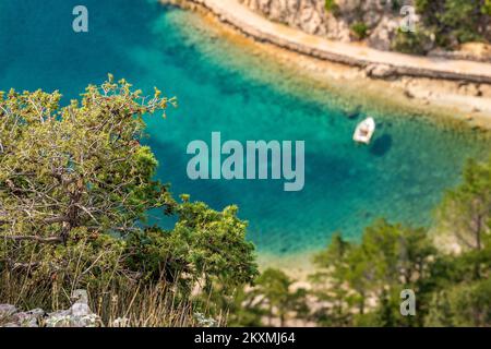 Foto aufgenommen am 15. März 2021 zeigt Cove Zavratnica in Kroatien. Zavratnica ist ohne Zweifel eine der schönsten Buchten der kroatischen Adriaküste. Sie erreichen es über einen 1 km langen Wanderweg. Diese Bucht erstreckt sich tief in das Festland und ist ein absolutes muss für alle Besucher. Die Bucht ist 900 Meter lang und 50 bis 150 Meter breit. Heute ist es aufgrund seiner einzigartigen Struktur ein geschütztes Gebiet und geomorphologisches Naturdenkmal. Im Frühling sind die Hänge des Canyons hoch über der Bucht violett mit den Blüten der geschützten Illyrischen Iris. Foto: Srecko Niketic/PIXS Stockfoto