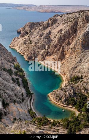 Foto aufgenommen am 15. März 2021 zeigt Cove Zavratnica in Kroatien. Zavratnica ist ohne Zweifel eine der schönsten Buchten der kroatischen Adriaküste. Sie erreichen es über einen 1 km langen Wanderweg. Diese Bucht erstreckt sich tief in das Festland und ist ein absolutes muss für alle Besucher. Die Bucht ist 900 Meter lang und 50 bis 150 Meter breit. Heute ist es aufgrund seiner einzigartigen Struktur ein geschütztes Gebiet und geomorphologisches Naturdenkmal. Im Frühling sind die Hänge des Canyons hoch über der Bucht violett mit den Blüten der geschützten Illyrischen Iris. Foto: Srecko Niketic/PIXS Stockfoto