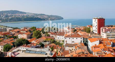 Koper, Slowenien - 14. Oktober 2022: SCENICVIEW über dem koper Stadtzentrum in Slowenien mit Blick auf den Hafen und die alten Gebäude. Aus dem Alten gesehen Stockfoto