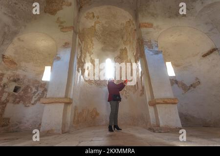 Die Bilder zeigen den Fuß des Denkmals für St. Gregory von Nin mit Blick auf die Kirche des Heiligen Kreuzes, die als kleinste Kathedrale der Welt bezeichnet wird, ist das wertvollste erhaltene Denkmal der alten kroatischen Kirchenarchitektur und eines der Symbole von Nin., in Nin, Kroatien, am 15. März 2021. Foto: Marko Dimic/PIXSELL Stockfoto