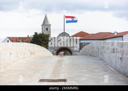 Die Bilder zeigen den Fuß des Denkmals für St. Gregory von Nin mit Blick auf die Kirche des Heiligen Kreuzes, die als kleinste Kathedrale der Welt bezeichnet wird, ist das wertvollste erhaltene Denkmal der alten kroatischen Kirchenarchitektur und eines der Symbole von Nin., in Nin, Kroatien, am 15. März 2021. Foto: Marko Dimic/PIXSELL Stockfoto