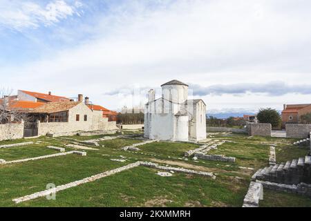 Die Bilder zeigen den Fuß des Denkmals für St. Gregory von Nin mit Blick auf die Kirche des Heiligen Kreuzes, die als kleinste Kathedrale der Welt bezeichnet wird, ist das wertvollste erhaltene Denkmal der alten kroatischen Kirchenarchitektur und eines der Symbole von Nin., in Nin, Kroatien, am 15. März 2021. Foto: Marko Dimic/PIXSELL Stockfoto