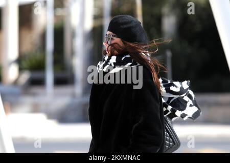 Die Bilder zeigen Bürger, die aufgrund des starken Bura-Windes, der seit dem frühen Morgen weht, Schals und Hüte tragen., in Sibenik, Kroatien, am 23. März 2021. Foto: Dusko Jaramaz/PIXSELL Stockfoto