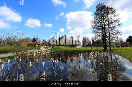 Blick auf die Altstadt von Dubovac. Das Schloss Dubovac bietet einen Blick auf die kroatische Stadt Karlovac. Der quadratische Turm wurde wahrscheinlich im 13.. Jahrhundert erbaut. Im 15.. Jahrhundert wurde die Burg im Stil von inÂ RenaissanceÂ in Karlovac, Kroatien, am 24. März 2021 wiederaufgebaut. Foto: Kristina Stedul Fabac/PIXSELL Stockfoto