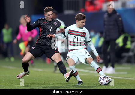 Luka Ivanusec (Kroatien) und Francisco Conceicao (Portugal) in Aktion beim 2021 21. UEFA-Europameisterschaftsspiel der Gruppe D zwischen Portugal und Kroatien im Stadion Bonifika am 25. März 2021 in Koper (Slowenien). Foto: Luka Stanzl/PIXSELL Stockfoto