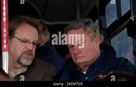 Überschwemmungen - Minot, N. D., 20. Oktober 2011 David Miller (links), Associate Administrator der Federal Insurance and Mitigation Administration der FEMA, spricht mit dem Gouverneur von North Dakota Jack Dalrymple während einer Busrundfahrt durch die von der Flut verwüsteten Viertel von Minot. Miller arbeitet mit staatlichen und lokalen Partnern zusammen, um die von der Überschwemmung des historischen Souris River in Minot betroffenen Personen zu unterstützen. FEMA . Überschwemmung In North Dakota. Fotos zu Katastrophen- und Notfallmanagementprogrammen, Aktivitäten und Beamten Stockfoto