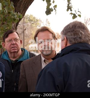 Flooding - Minot, N.D., 20. Oktober 2011 David Miller (Center), Associate Administrator of the FEMA's Federal Insurance and Mitigation Administration und FEMA Associate Administrator of Response and Recovery William Carwile (links) Hören Sie sich an, wie der Gouverneur von North Dakota Jack Dalrymple (rechts) bei der Überwachung eines Viertels von Minot über Probleme bei der Hochwasserwiederherstellung spricht. Miller und Carwile arbeiten mit staatlichen und lokalen Partnern zusammen, um die von der Überschwemmung des historischen Souris River in Minot betroffenen Personen zu unterstützen. Überschwemmung In North Dakota. Fotografien zu Katastrophen und Notfallmanagementprogrammen, A Stockfoto