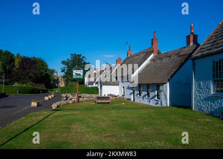 Der Black Bull Pub im kleinen Dorf etal in North Northumberland, England, Großbritannien Stockfoto