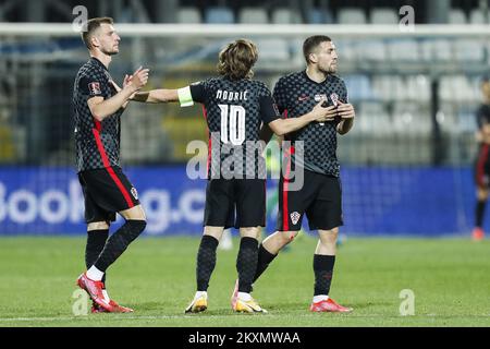 RIJEKA, KROATIEN - MÄRZ 30: Borna Barisic, luka Modric und Mateo Kovacic aus Kroatien feiern am 30. März 2021 ein Tor während des Qualifikationsspiels der FIFA-Weltmeisterschaft 2022 in Katar zwischen Kroatien und Malta im HNK Rijeka Stadion in Rijeka, Kroatien. Foto: Slavko Midzor/PIXSELL Stockfoto