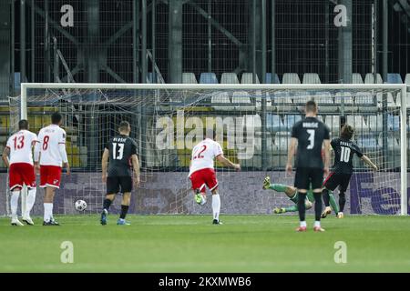 RIJEKA, KROATIEN – 30. MÄRZ: Luka Modric erzielt das zweite Tor seiner Mannschaft auf dem Elfmeterplatz während des Qualifikationsspiels der FIFA-Weltmeisterschaft 2022 in Katar zwischen Kroatien und Malta am 30. März 2021 im HNK Rijeka Stadion in Rijeka, Kroatien. Foto: Slavko Midzor/PIXSELL Stockfoto