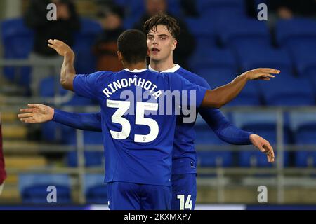 Cardiff, Wales, Mittwoch, 30.. November 2022. Ollie Tanner aus Cardiff feiert mit seinem Teamkollegen Andy Rinomhota (35), nachdem er sein 1.. Tor erzielt hat. Fußballfreundliches Spiel für die Peter Whittingham Foundation Wohltätigkeitsorganisation Cardiff City gegen Aston Villa im Cardiff City Stadium in Cardiff, Wales, am Mittwoch, den 30.. November 2022. Dieses Bild darf nur zu redaktionellen Zwecken verwendet werden. Nur redaktionelle Verwendung, Lizenz für kommerzielle Verwendung erforderlich. Keine Verwendung bei Wetten, Spielen oder Veröffentlichungen von Clubs/Ligen/Spielern. Kredit: Andrew Orchard Sportfotografie/Alamy Live News Stockfoto