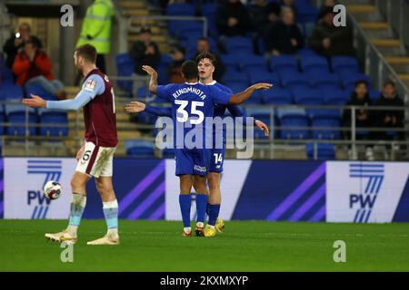 Cardiff, Wales, Mittwoch, 30.. November 2022. Ollie Tanner aus Cardiff feiert mit seinem Teamkollegen Andy Rinomhota (35), nachdem er sein 1.. Tor erzielt hat. Fußballfreundliches Spiel für die Peter Whittingham Foundation Wohltätigkeitsorganisation Cardiff City gegen Aston Villa im Cardiff City Stadium in Cardiff, Wales, am Mittwoch, den 30.. November 2022. Dieses Bild darf nur zu redaktionellen Zwecken verwendet werden. Nur redaktionelle Verwendung, Lizenz für kommerzielle Verwendung erforderlich. Keine Verwendung bei Wetten, Spielen oder Veröffentlichungen von Clubs/Ligen/Spielern. Kredit: Andrew Orchard Sportfotografie/Alamy Live News Stockfoto