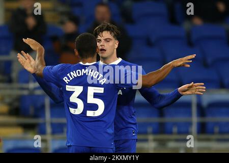 Cardiff, Wales, Mittwoch, 30.. November 2022. Ollie Tanner aus Cardiff feiert mit seinem Teamkollegen Andy Rinomhota (35), nachdem er sein 1.. Tor erzielt hat. Fußballfreundliches Spiel für die Peter Whittingham Foundation Wohltätigkeitsorganisation Cardiff City gegen Aston Villa im Cardiff City Stadium in Cardiff, Wales, am Mittwoch, den 30.. November 2022. Dieses Bild darf nur zu redaktionellen Zwecken verwendet werden. Nur redaktionelle Verwendung, Lizenz für kommerzielle Verwendung erforderlich. Keine Verwendung bei Wetten, Spielen oder Veröffentlichungen von Clubs/Ligen/Spielern. Kredit: Andrew Orchard Sportfotografie/Alamy Live News Stockfoto