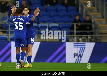 Cardiff, Wales, Mittwoch, 30.. November 2022. Ollie Tanner aus Cardiff feiert mit seinem Teamkollegen Andy Rinomhota (35), nachdem er sein 1.. Tor erzielt hat. Fußballfreundliches Spiel für die Peter Whittingham Foundation Wohltätigkeitsorganisation Cardiff City gegen Aston Villa im Cardiff City Stadium in Cardiff, Wales, am Mittwoch, den 30.. November 2022. Dieses Bild darf nur zu redaktionellen Zwecken verwendet werden. Nur redaktionelle Verwendung, Lizenz für kommerzielle Verwendung erforderlich. Keine Verwendung bei Wetten, Spielen oder Veröffentlichungen von Clubs/Ligen/Spielern. Kredit: Andrew Orchard Sportfotografie/Alamy Live News Stockfoto