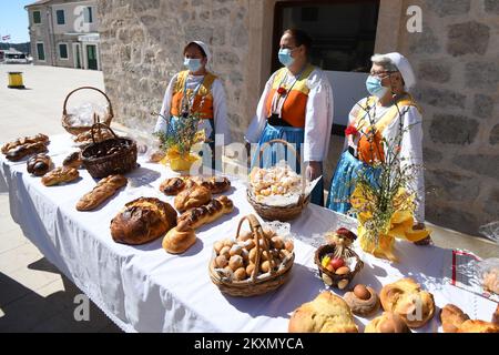 Die Vereinigung zur Zollerhaltung von Vodiska Perlica stellte einer kleinen Anzahl von Touristen in Vodice (Kroatien) am 5. April 2021 ihre Osterpraxis vor, Karitele, Kuchen und Eier zu malen. Aufgrund der Coronavirus-Pandemie wurde das traditionelle Osterfrühstück in Vodice abgesagt. Foto: Hrvoje Jelavic/PIXSELL Stockfoto