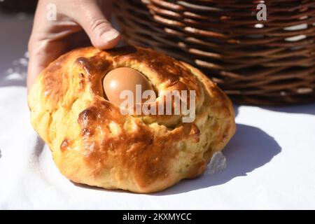 Die Vereinigung zur Zollerhaltung von Vodiska Perlica stellte einer kleinen Anzahl von Touristen in Vodice (Kroatien) am 5. April 2021 ihre Osterpraxis vor, Karitele, Kuchen und Eier zu malen. Aufgrund der Coronavirus-Pandemie wurde das traditionelle Osterfrühstück in Vodice abgesagt. Foto: Hrvoje Jelavic/PIXSELL Stockfoto