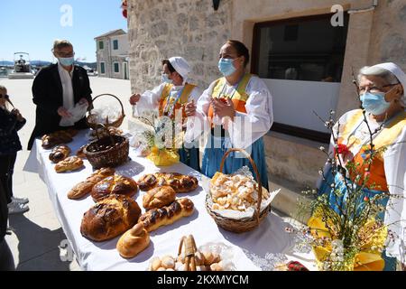 Die Vereinigung zur Zollerhaltung von Vodiska Perlica stellte einer kleinen Anzahl von Touristen in Vodice (Kroatien) am 5. April 2021 ihre Osterpraxis vor, Karitele, Kuchen und Eier zu malen. Aufgrund der Coronavirus-Pandemie wurde das traditionelle Osterfrühstück in Vodice abgesagt. Foto: Hrvoje Jelavic/PIXSELL Stockfoto