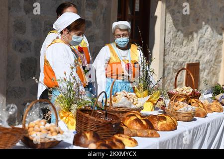 Die Vereinigung zur Zollerhaltung von Vodiska Perlica stellte einer kleinen Anzahl von Touristen in Vodice (Kroatien) am 5. April 2021 ihre Osterpraxis vor, Karitele, Kuchen und Eier zu malen. Aufgrund der Coronavirus-Pandemie wurde das traditionelle Osterfrühstück in Vodice abgesagt. Foto: Hrvoje Jelavic/PIXSELL Stockfoto