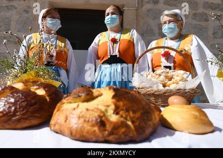 Die Vereinigung zur Zollerhaltung von Vodiska Perlica stellte einer kleinen Anzahl von Touristen in Vodice (Kroatien) am 5. April 2021 ihre Osterpraxis vor, Karitele, Kuchen und Eier zu malen. Aufgrund der Coronavirus-Pandemie wurde das traditionelle Osterfrühstück in Vodice abgesagt. Foto: Hrvoje Jelavic/PIXSELL Stockfoto