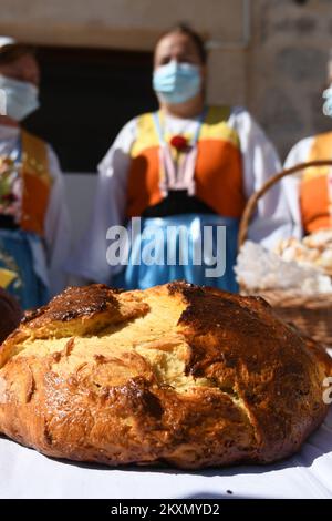 Die Vereinigung zur Zollerhaltung von Vodiska Perlica stellte einer kleinen Anzahl von Touristen in Vodice (Kroatien) am 5. April 2021 ihre Osterpraxis vor, Karitele, Kuchen und Eier zu malen. Aufgrund der Coronavirus-Pandemie wurde das traditionelle Osterfrühstück in Vodice abgesagt. Foto: Hrvoje Jelavic/PIXSELL Stockfoto