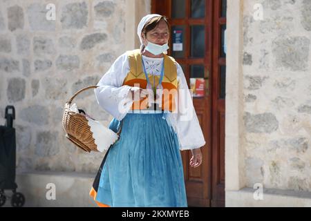 Die Vereinigung zur Zollerhaltung von Vodiska Perlica stellte einer kleinen Anzahl von Touristen in Vodice (Kroatien) am 5. April 2021 ihre Osterpraxis vor, Karitele, Kuchen und Eier zu malen. Aufgrund der Coronavirus-Pandemie wurde das traditionelle Osterfrühstück in Vodice abgesagt. Foto: Hrvoje Jelavic/PIXSELL Stockfoto