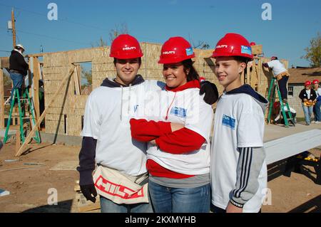 Tornado - Joplin, Mo. , 29. Oktober 2011 Tyler Walker (l), zusammen mit seiner Mutter Michelle Hale und seinem Bruder Trevor Walker, posieren vor ihrem neuen Zuhause, das von Habitat for Humanity Volunteers gebaut wird. Die Familie lebt seit Juni nach dem Tornado vom Mai 22 in einer provisorischen Wohneinheit der FEMA. Missouri: Schwere Stürme, Tornados Und Überschwemmungen. Fotos zu Katastrophen- und Notfallmanagementprogrammen, Aktivitäten und Beamten Stockfoto