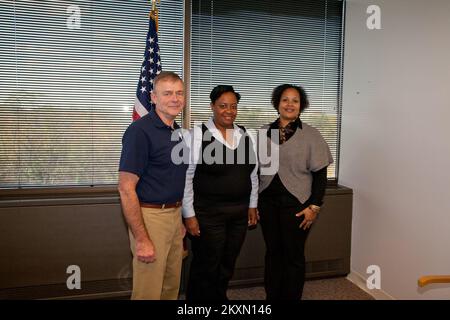 Überschwemmung Hurrikan/Tropical Storm - Neptune, N. J. , 1. November 2011 Bill Vogel, Federal Coordinating Officer, Steht bei Yvette Blackman und Talesha Crank, die er soeben in den Bundesdienst geschworen hat. Die FEMA ist bestrebt, Einwohner beim Übergang von der Reaktion zur Wiederherstellung in den Katastrophenbetrieb einzubeziehen. Hurrikan Irene Aus New Jersey. Fotos zu Katastrophen- und Notfallmanagementprogrammen, Aktivitäten und Beamten Stockfoto