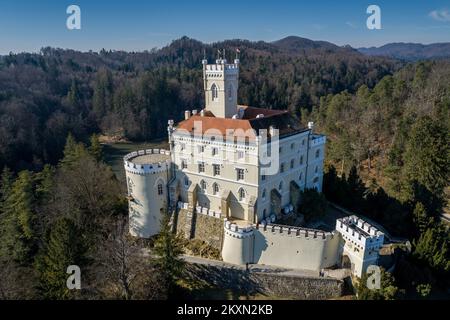 Luftfoto aufgenommen am 13. April 2021 zeigt das Schloss Trakoscan im Norden Kroatiens (im Bezirk Varazdin). Das Schloss Trakoscan wurde im späten 13.. Jahrhundert als Teil des nordwestlichen kroatischen Verteidigungssystems erbaut. Es diente als kleinerer Aussichtspunkt für die Beobachtung der Straße von Ptuj zum Bednja-Tal. Das kulturelle Erbe der Burg Trakoscanâ€ ist als historisches Gebilde geschützt, das aus der Burg, dem Gebäude neben der Burg, dem Park und dem Waldpark mit einem See besteht. Heute ist die Burg eine der wenigen Einrichtungen in Kroatien, mit erhaltener eigener Verfassung, historisch eng verwandt Stockfoto