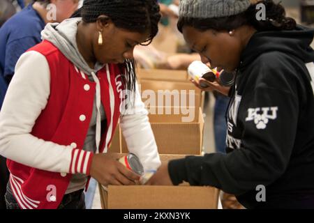 Flooding Hurricane/Tropical Storm - Hillside, N. J., 5. Nov. 2011 Freiwillige (darunter Studenten der Seton Hall University und der Kean University in New Jersey) sortieren und verpacken gespendete Lebensmittel bei der Community Food Bank of New Jersey. Die Food Bank ist ein staatliches Mitglied von Feeding America, einer nationalen Organisation, die Mitglied der National Voluntary Organizations Active in Disasters (VOAD) ist. Hurrikan Irene Aus New Jersey. Fotos zu Katastrophen- und Notfallmanagementprogrammen, Aktivitäten und Beamten Stockfoto