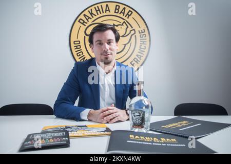 Miteigentümer und Direktor der Rakhia Bar Franchise Matija Blazevic in Rijeka, Kroatien, am 3. März 2021. Rakhia Bar ist der erste Brandy der Welt, der ein Franchisemodell entwickelt hat. Durch jahrelange Arbeit haben sie ein spezielles Angebot von hundert Arten von Brandy entwickelt, die sie mit ihrer eigenen Linie vervollständigen wollten - The Hogster. Rohstoffe werden aus kroatischen Obstgärten bezogen, und Brandys werden in Zusammenarbeit mit zwei Produzenten aus der Region nach Rezepten hergestellt, die sie seit mehr als sechs Monaten entwickeln. Foto: Nel Pavletic/PIXSELL Stockfoto