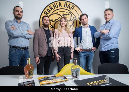 Miteigentümer und Direktor von Rakhia Bar Franchise Matija Blazevic mit Mitarbeitern in Rijeka, Kroatien, am 3. März 2021. Rakhia Bar ist der erste Brandy der Welt, der ein Franchisemodell entwickelt hat. Durch jahrelange Arbeit entwickelten sie ein spezielles Angebot von hundert Arten von Brandy, die sie mit ihrer eigenen Linie vervollständigen wollten - The Hogster. Rohstoffe werden aus kroatischen Obstgärten bezogen, und Brandys werden in Zusammenarbeit mit zwei Produzenten aus der Region nach Rezepten hergestellt, die sie seit mehr als sechs Monaten entwickeln. Foto: Nel Pavletic/PIXSELL Stockfoto