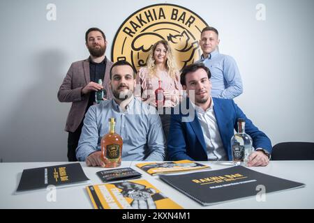 Miteigentümer und Direktor von Rakhia Bar Franchise Matija Blazevic mit Mitarbeitern in Rijeka, Kroatien, am 3. März 2021. Rakhia Bar ist der erste Brandy der Welt, der ein Franchisemodell entwickelt hat. Durch jahrelange Arbeit entwickelten sie ein spezielles Angebot von hundert Arten von Brandy, die sie mit ihrer eigenen Linie vervollständigen wollten - The Hogster. Rohstoffe werden aus kroatischen Obstgärten bezogen, und Brandys werden in Zusammenarbeit mit zwei Produzenten aus der Region nach Rezepten hergestellt, die sie seit mehr als sechs Monaten entwickeln. Foto: Nel Pavletic/PIXSELL Stockfoto