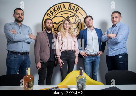 Miteigentümer und Direktor von Rakhia Bar Franchise Matija Blazevic mit Mitarbeitern in Rijeka, Kroatien, am 3. März 2021. Rakhia Bar ist der erste Brandy der Welt, der ein Franchisemodell entwickelt hat. Durch jahrelange Arbeit entwickelten sie ein spezielles Angebot von hundert Arten von Brandy, die sie mit ihrer eigenen Linie vervollständigen wollten - The Hogster. Rohstoffe werden aus kroatischen Obstgärten bezogen, und Brandys werden in Zusammenarbeit mit zwei Produzenten aus der Region nach Rezepten hergestellt, die sie seit mehr als sechs Monaten entwickeln. Foto: Nel Pavletic/PIXSELL Stockfoto