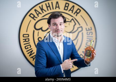 Miteigentümer und Direktor der Rakhia Bar Franchise Matija Blazevic in Rijeka, Kroatien, am 3. März 2021. Rakhia Bar ist der erste Brandy der Welt, der ein Franchisemodell entwickelt hat. Durch jahrelange Arbeit haben sie ein spezielles Angebot von hundert Arten von Brandy entwickelt, die sie mit ihrer eigenen Linie vervollständigen wollten - The Hogster. Rohstoffe werden aus kroatischen Obstgärten bezogen, und Brandys werden in Zusammenarbeit mit zwei Produzenten aus der Region nach Rezepten hergestellt, die sie seit mehr als sechs Monaten entwickeln. Foto: Nel Pavletic/PIXSELL Stockfoto