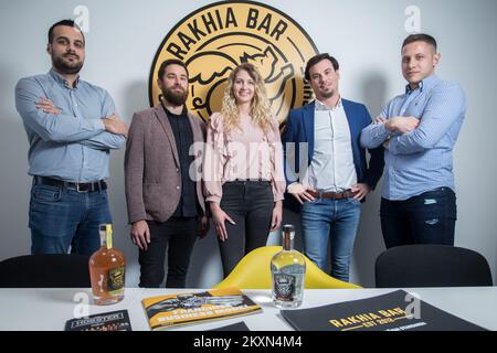 Miteigentümer und Direktor von Rakhia Bar Franchise Matija Blazevic mit Mitarbeitern in Rijeka, Kroatien, am 3. März 2021. Rakhia Bar ist der erste Brandy der Welt, der ein Franchisemodell entwickelt hat. Durch jahrelange Arbeit entwickelten sie ein spezielles Angebot von hundert Arten von Brandy, die sie mit ihrer eigenen Linie vervollständigen wollten - The Hogster. Rohstoffe werden aus kroatischen Obstgärten bezogen, und Brandys werden in Zusammenarbeit mit zwei Produzenten aus der Region nach Rezepten hergestellt, die sie seit mehr als sechs Monaten entwickeln. Foto: Nel Pavletic/PIXSELL Stockfoto