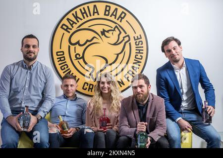 Miteigentümer und Direktor von Rakhia Bar Franchise Matija Blazevic mit Mitarbeitern in Rijeka, Kroatien, am 3. März 2021. Rakhia Bar ist der erste Brandy der Welt, der ein Franchisemodell entwickelt hat. Durch jahrelange Arbeit entwickelten sie ein spezielles Angebot von hundert Arten von Brandy, die sie mit ihrer eigenen Linie vervollständigen wollten - The Hogster. Rohstoffe werden aus kroatischen Obstgärten bezogen, und Brandys werden in Zusammenarbeit mit zwei Produzenten aus der Region nach Rezepten hergestellt, die sie seit mehr als sechs Monaten entwickeln. Foto: Nel Pavletic/PIXSELL Stockfoto