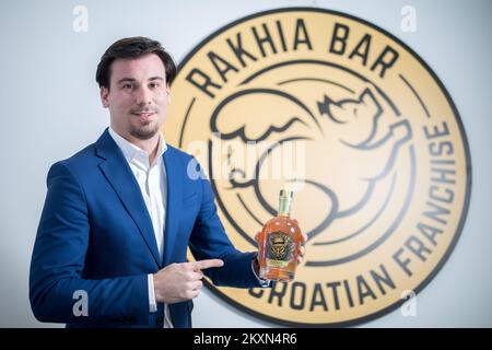 Miteigentümer und Direktor der Rakhia Bar Franchise Matija Blazevic in Rijeka, Kroatien, am 3. März 2021. Rakhia Bar ist der erste Brandy der Welt, der ein Franchisemodell entwickelt hat. Durch jahrelange Arbeit haben sie ein spezielles Angebot von hundert Arten von Brandy entwickelt, die sie mit ihrer eigenen Linie vervollständigen wollten - The Hogster. Rohstoffe werden aus kroatischen Obstgärten bezogen, und Brandys werden in Zusammenarbeit mit zwei Produzenten aus der Region nach Rezepten hergestellt, die sie seit mehr als sechs Monaten entwickeln. Foto: Nel Pavletic/PIXSELL Stockfoto