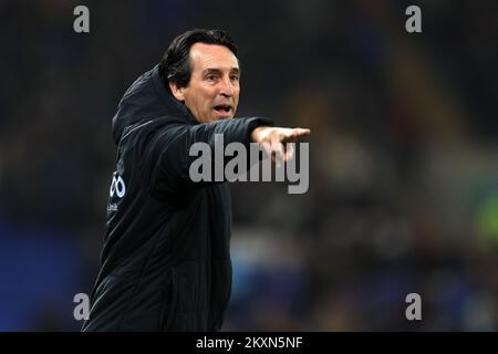 Cardiff, Wales, Mittwoch, 30.. November 2022. Cardiff, Großbritannien. 30.. November 2022. Unai Emery, der Cheftrainer von Aston Villa, ruft während des Spiels seine Anweisungen. Fußballfreundliches Spiel für die Peter Whittingham Foundation Wohltätigkeitsorganisation Cardiff City gegen Aston Villa im Cardiff City Stadium in Cardiff, Wales, am Mittwoch, den 30.. November 2022. Dieses Bild darf nur zu redaktionellen Zwecken verwendet werden. Nur redaktionelle Verwendung, Lizenz für kommerzielle Verwendung erforderlich. Keine Verwendung bei Wetten, Spielen oder Veröffentlichungen von Clubs/Ligen/Spielern. Kredit: Andrew Orchard Sportfotografie/Alamy Live News Stockfoto