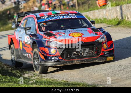 Craig Breen aus Irland und Paul Nagle aus Irland treten am 23. April 2021 an Tag 1 der FIA-Weltmeisterschaft Kroatien in Zagreb, Kroatien, mit ihrem Hyundai Shell Mobis World Rally Team Hyundai i20 Coupe WRC gegeneinander an. Luka Stanzl/PIXSELL Stockfoto