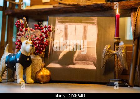 Kunstwerke und dekorative Objekte in einem Landhaus in England Stockfoto