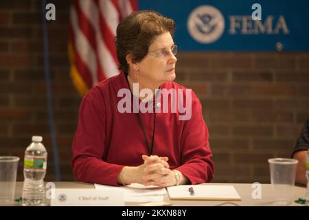 Flooding Hurricane/Tropical Storm - Neptune, N. J. , 16. Nov. 2011 Dorothy Ower, Stabschef der FEMA, hört während einer Tour für Partner aus dem privaten Sektor beim Joint Field Office (JFO) der FEMA in Neptune eine Präsentation des FEMA Federal Coordinating Officer FCO William Vogel. Unter der Leitung von Susan Langhoff, FEMA Assistant External Affairs Officer für den Privatsektor, besuchten Führungskräfte und Mitglieder des New Jersey Privatsektors den FEMA JFO in Neptune. Die FEMA fördert die Beteiligung des Privatsektors vor und nach einer Katastrophe. Hurrikan Irene Aus New Jersey. Fotos von Katastrophen und Notfällen Stockfoto